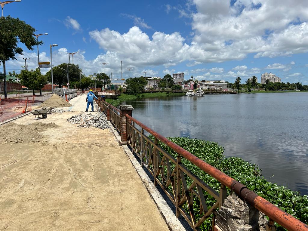 operário trabalhando no entorno da lagoa de messejana